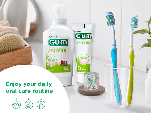 GUM EASY-CLEAN toothbrushes in 2 colours put in a glass, GUM SOFT-PICKS PRO interdental brushes, GUM ActiVital toothpaste and GUM ActiVital mouthwash, all the products in a bathroom