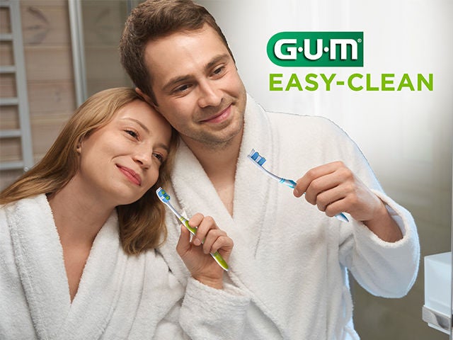 Couple heureux tenant leurs brosses à dents GUM EASY-CLEAN