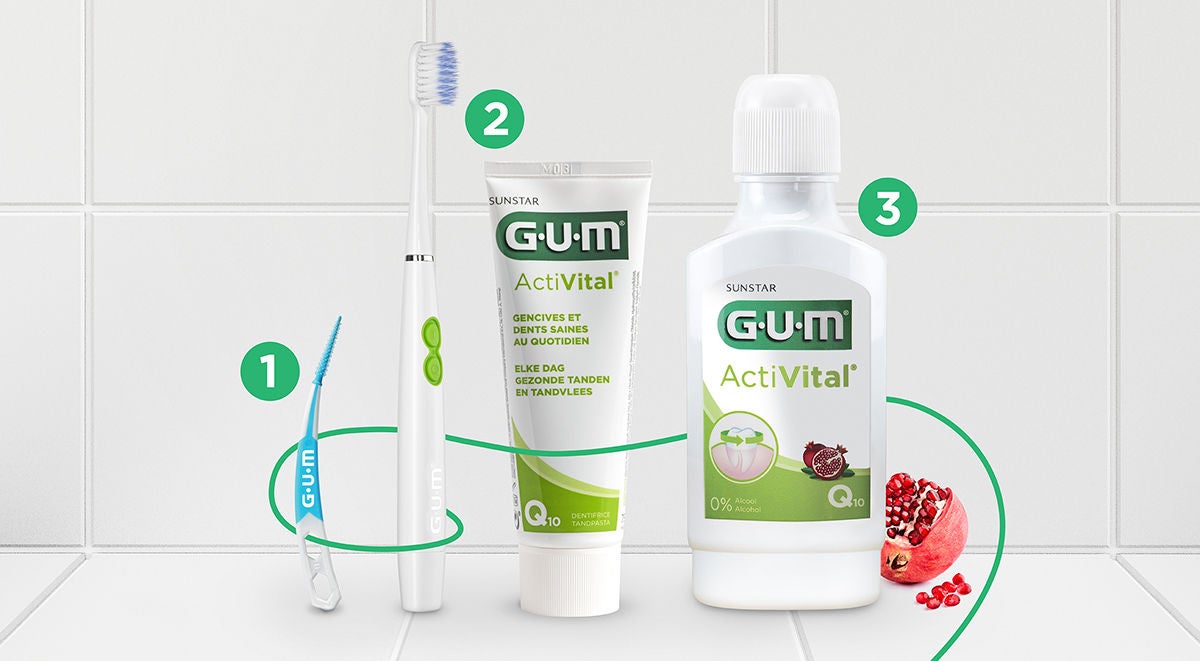 Autosoins complets avec les 3 étapes des rituels de soins bucco-dentaires : nettoyage interdentaire avec le nouveau GUM SOFT-PICKS PRO, brossage des dents avec le GUM SONIC SENSITIVE et rince-bouche avec le GUM BIO.