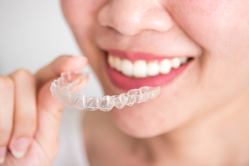 Aparat Invisalign – czym jest niewidoczny aparat ortodontyczny?