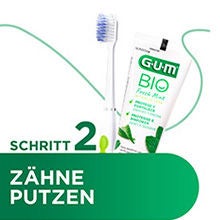 GUM PRO Zahnbürste und GUM ActiVital Zahnpasta zum Zähneputzen im zweiten Schritt