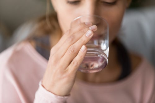 Waarom je kies pijn doet bij het drinken van koud water