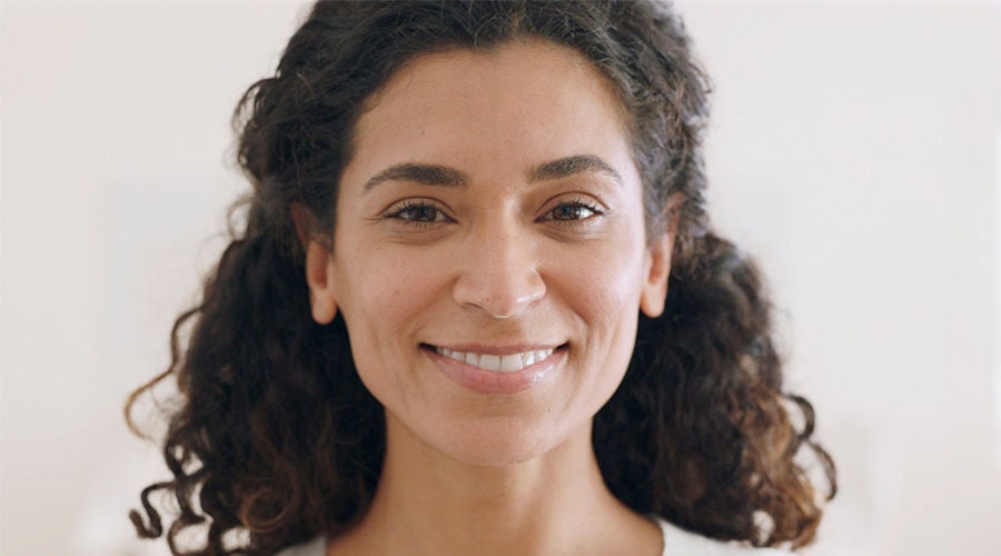 Woman-Smiling-with-curly-hair-GUM-SOFT-PICKS-PRO-Campaign