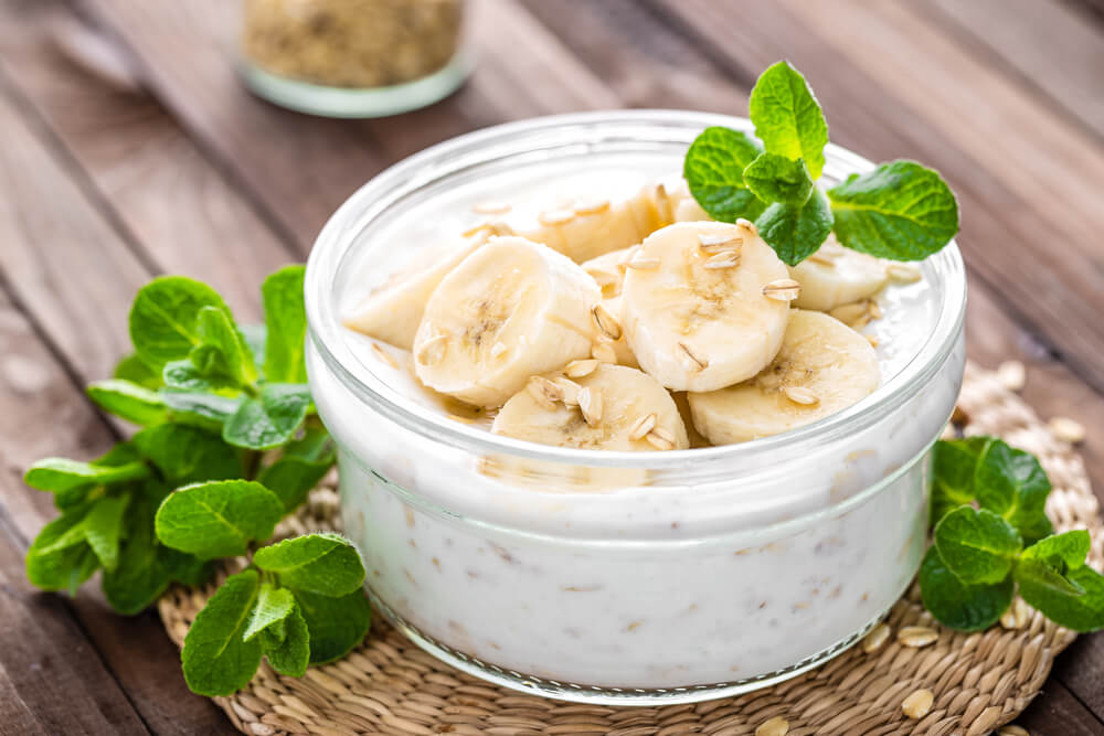 Joghurt mit Müsli und Bananen