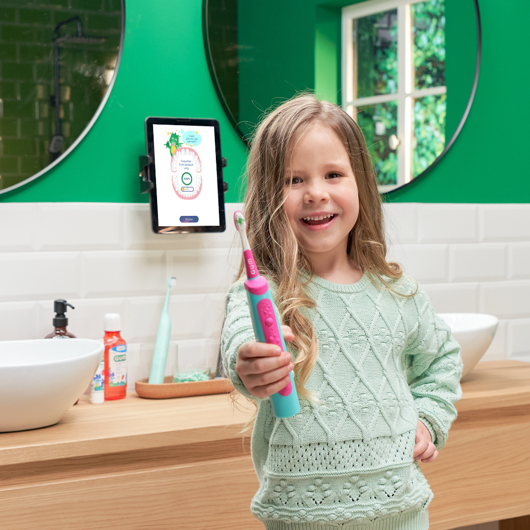 Prismic square images Webshop - little girl showing pink toothbrush