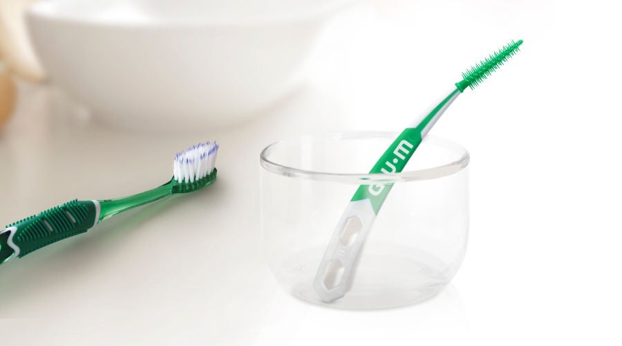 Cepillo GUM PRO e interdental suave de goma GUM SOFT-PICKS PRO en el baño