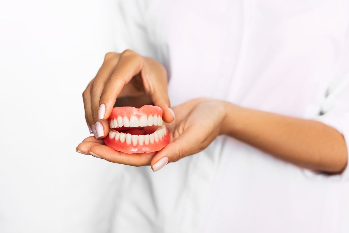 Pulizia delle protesi dentarie: come farla in modo efficace