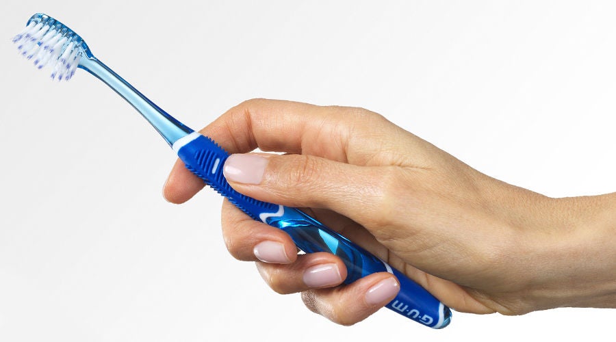 Cepillo GUM PRO con su agarre ergonómico para posicionar la mano correctamente en el ángulo de cepillado recomendado