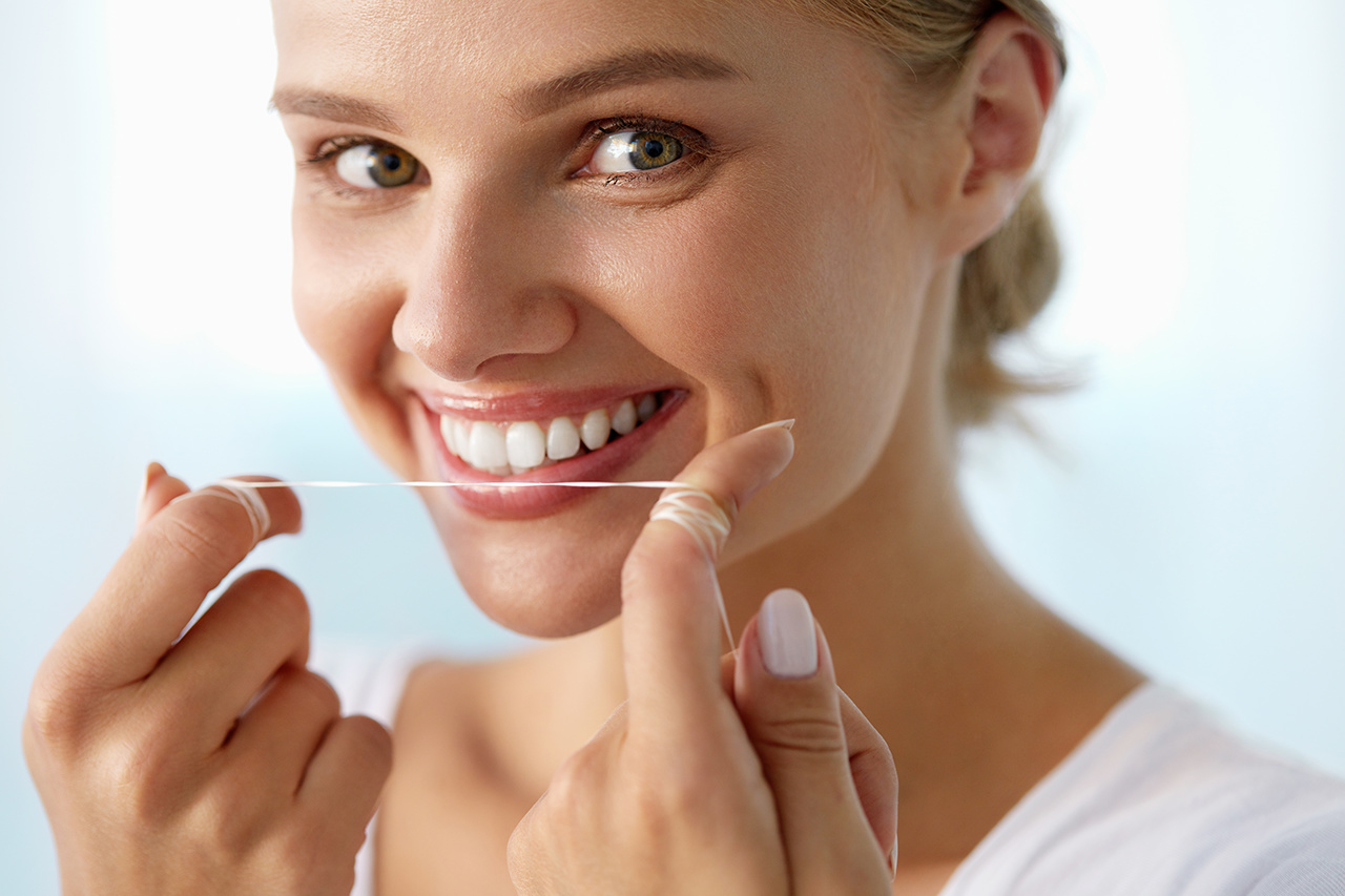 Nić woskowana do zębów – zalety i korzyści
