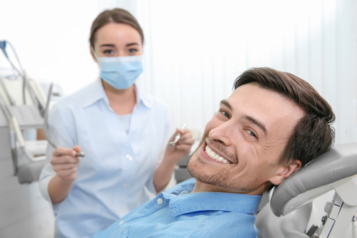 Stripping zębów – czym jest, kiedy się go wykonuje i czy boli?
